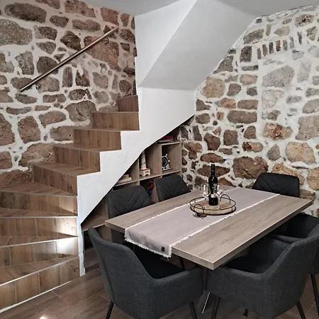 Kuca Get * Betina (Sibenik-Knin)